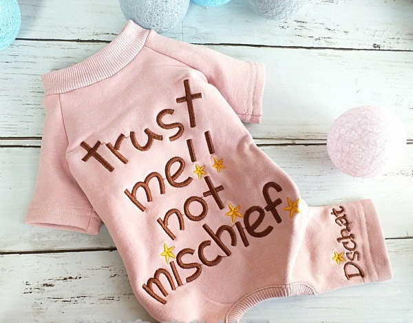 Επίστρωμα για ένα σκυλί με έγχρωμο κέντημα - δίχρωμο παλτό