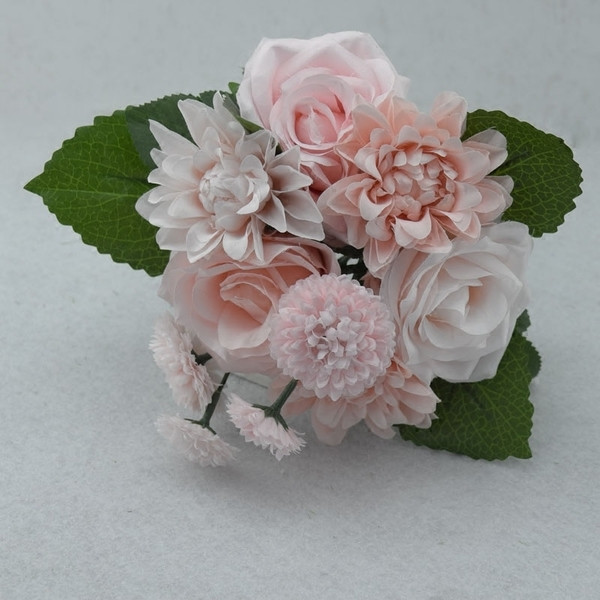 Декоративен букет в няколко цвята