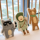 Mici perne decorative în formă de animale și un erou