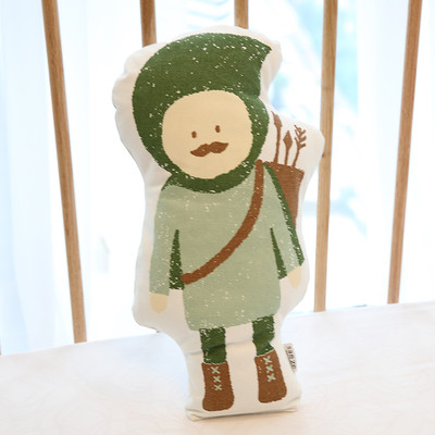 Mici perne decorative în formă de animale și un erou