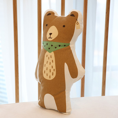 Mici perne decorative în formă de animale și un erou