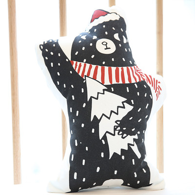 Mici perne decorative în formă de animale și un erou