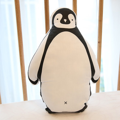 Mici perne decorative în formă de animale și un erou