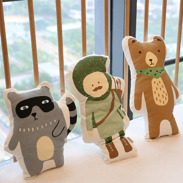 Mici perne decorative în formă de animale și un erou