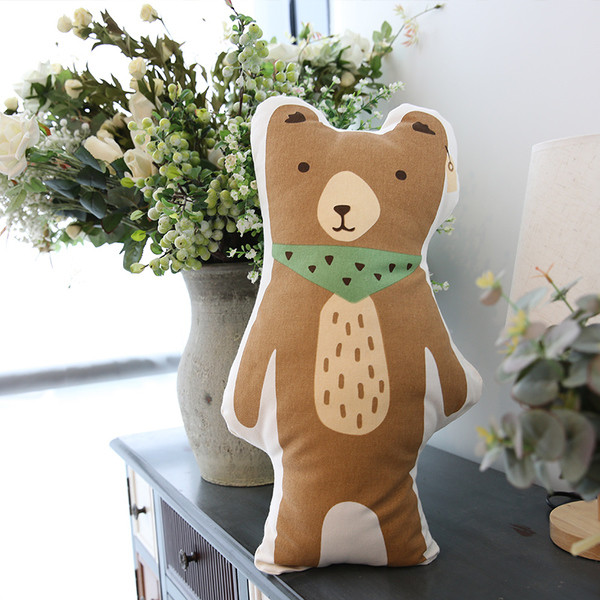 Mici perne decorative în formă de animale și un erou