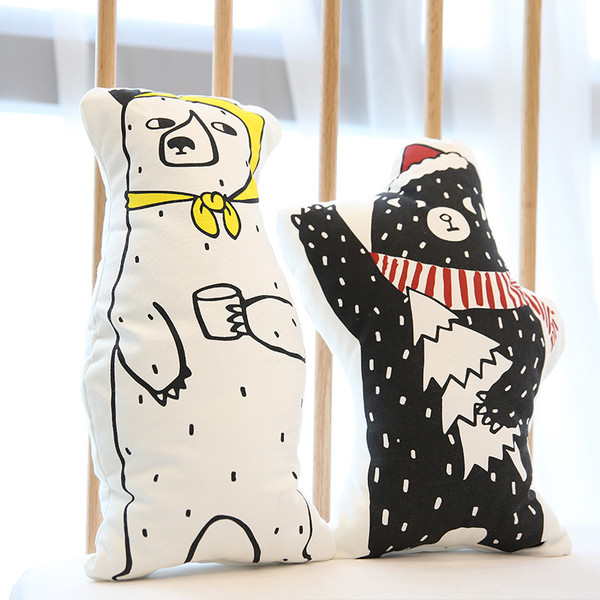 Mici perne decorative în formă de animale și un erou