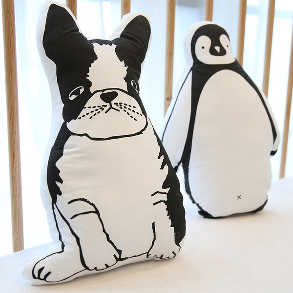 Mici perne decorative în formă de animale și un erou