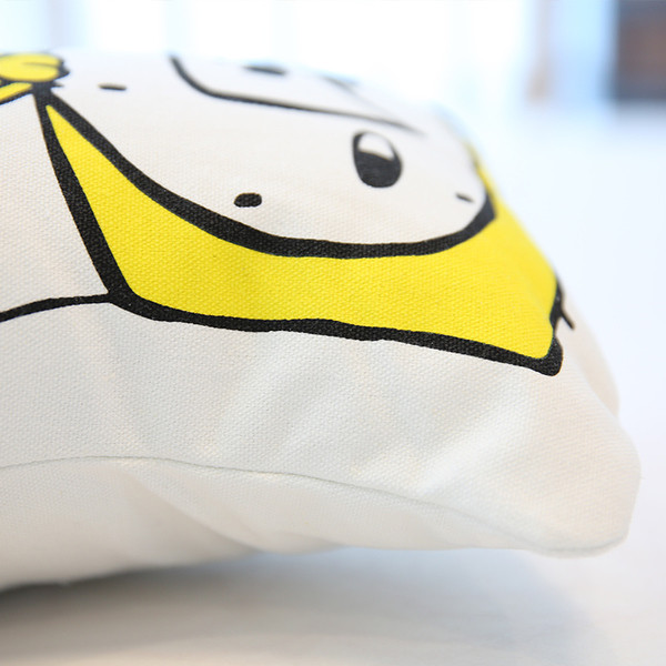 Mici perne decorative în formă de animale și un erou