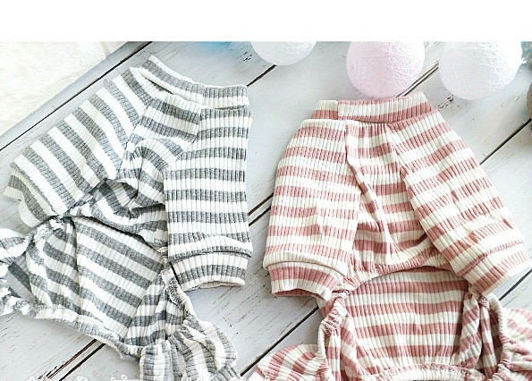 Раиран гащеризон за кучета с цветна апликация в два цвята 