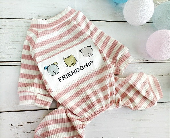 Раиран гащеризон за кучета с цветна апликация в два цвята 