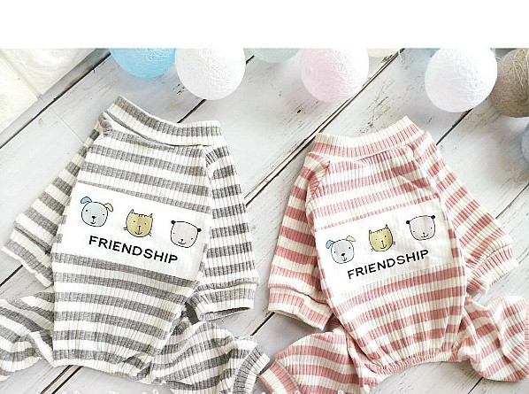 Раиран гащеризон за кучета с цветна апликация в два цвята 