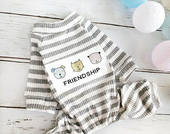 Раиран гащеризон за кучета с цветна апликация в два цвята 