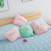 Perne decorative mici in trei modele cu inscriptie