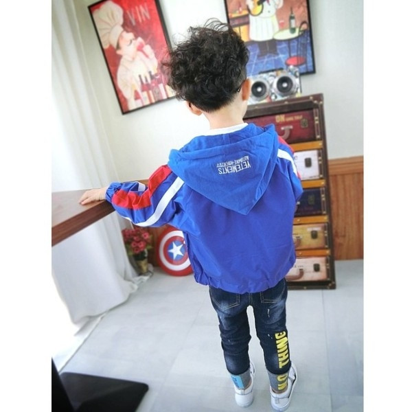 Geaca sport subtire pentru copii pentru baieti, cu gluga si margini colorate in rosu si albastru