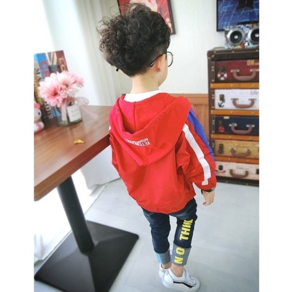 Geaca sport subtire pentru copii pentru baieti, cu gluga si margini colorate in rosu si albastru