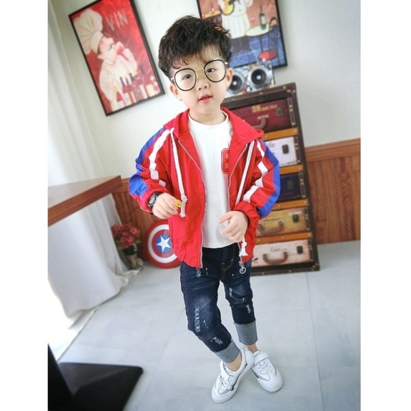 Geaca sport subtire pentru copii pentru baieti, cu gluga si margini colorate in rosu si albastru