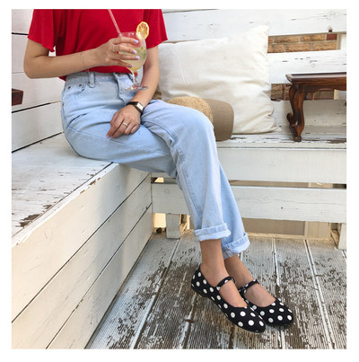 Μοντέρνα γυναικεία τζιν σε ανοιχτόχρωμο χρώμα