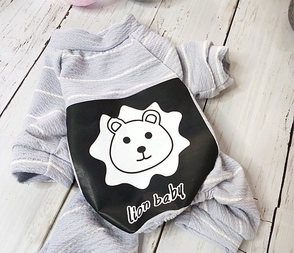 Salopeta pentru un caine cu aplicare de culoare in mai multe culori