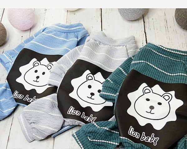 Salopeta pentru un caine cu aplicare de culoare in mai multe culori