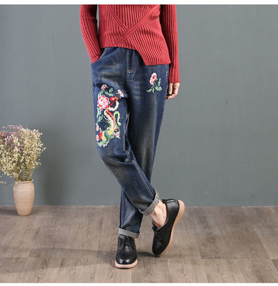 Τζιν γυναικών σε σκούρο χρώμα με μοτίβο λουλουδιών