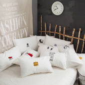 Fetă de pernă decorativă de culoare albă cu inscripție și imprimeu