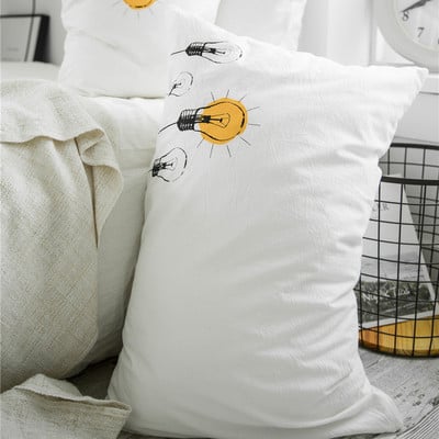 Fetă de pernă decorativă de culoare albă cu inscripție și imprimeu