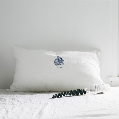 Fetă de pernă decorativă de culoare albă cu inscripție și imprimeu