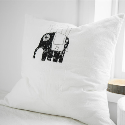 Fetă de pernă decorativă de culoare albă cu inscripție și imprimeu