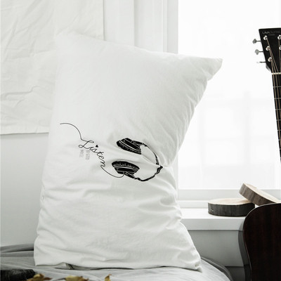 Fetă de pernă decorativă de culoare albă cu inscripție și imprimeu