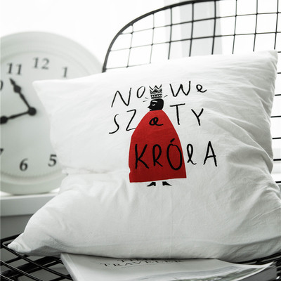 Fetă de pernă decorativă de culoare albă cu inscripție și imprimeu