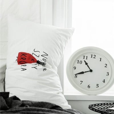 Fetă de pernă decorativă de culoare albă cu inscripție și imprimeu