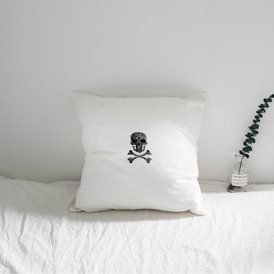 Fetă de pernă decorativă de culoare albă cu inscripție și imprimeu