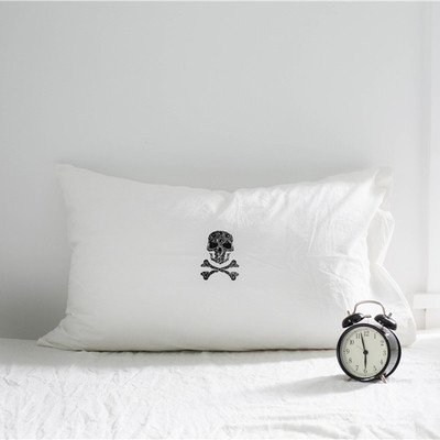 Fetă de pernă decorativă de culoare albă cu inscripție și imprimeu