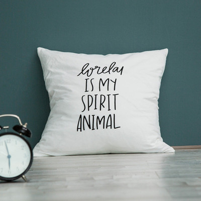 Fetă de pernă decorativă de culoare albă cu inscripție și imprimeu