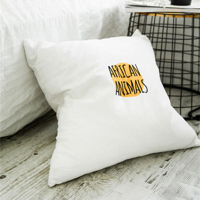 Fetă de pernă decorativă de culoare albă cu inscripție și imprimeu