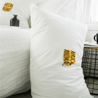 Fetă de pernă decorativă de culoare albă cu inscripție și imprimeu