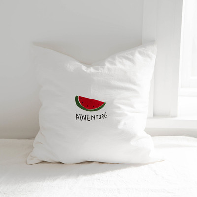 Fetă de pernă decorativă de culoare albă cu inscripție și imprimeu