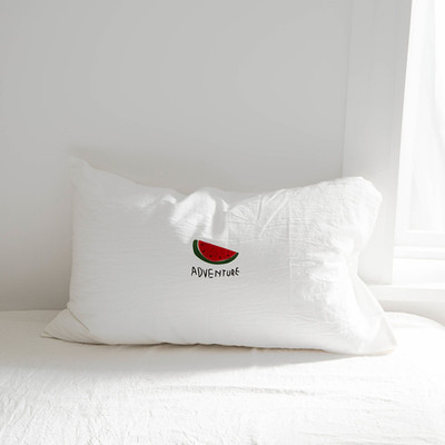 Fetă de pernă decorativă de culoare albă cu inscripție și imprimeu