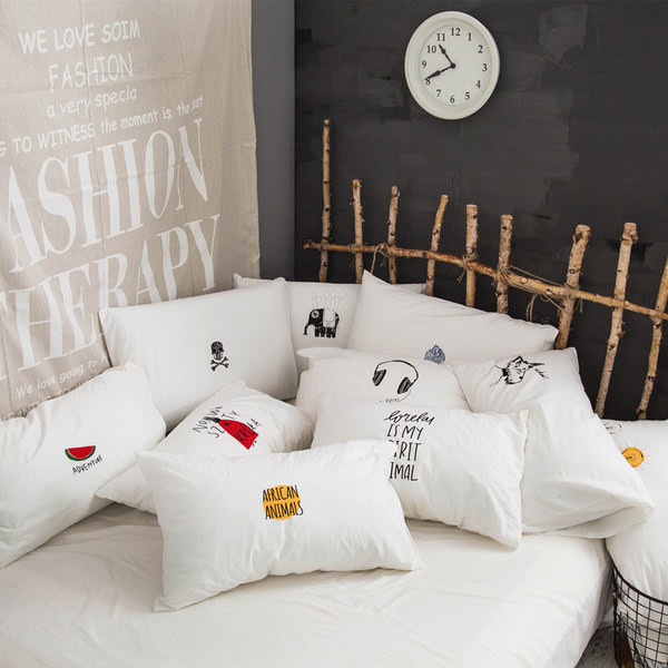 Fetă de pernă decorativă de culoare albă cu inscripție și imprimeu