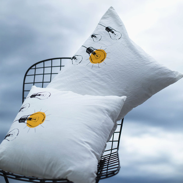 Fetă de pernă decorativă de culoare albă cu inscripție și imprimeu