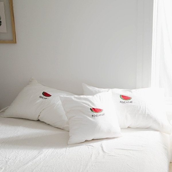 Fetă de pernă decorativă de culoare albă cu inscripție și imprimeu