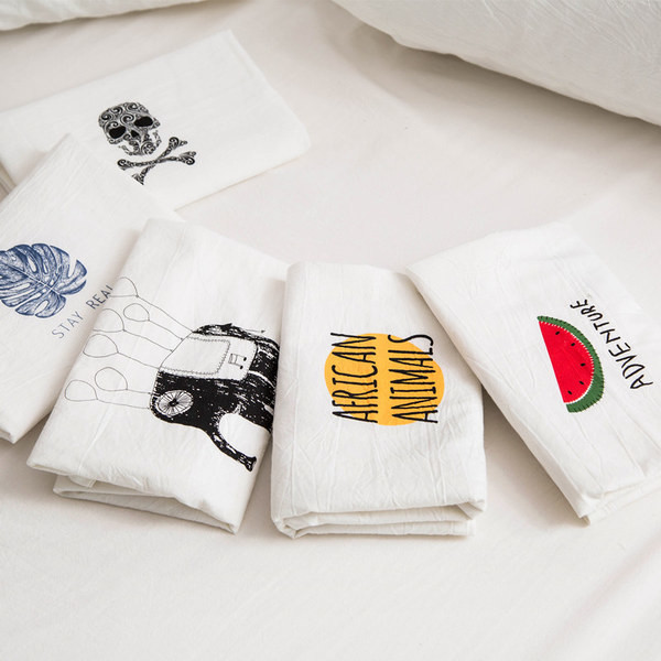 Fetă de pernă decorativă de culoare albă cu inscripție și imprimeu