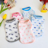 Ρούχα για ένα σκυλί σε διάφορα χρώματα