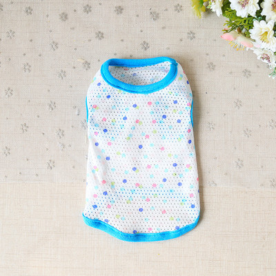 Ρούχα για ένα σκυλί σε διάφορα χρώματα