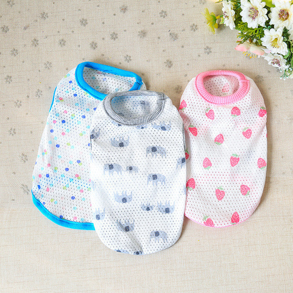 Ρούχα για ένα σκυλί σε διάφορα χρώματα