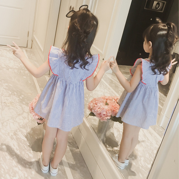 Rochie scurtă pentru copii în dungi pentru o fată cu inscripție