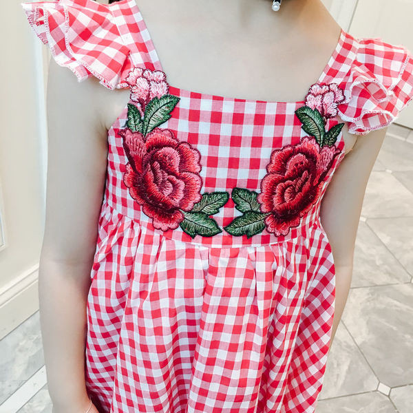 Rochie pentru copii in carouri in rosu cu broderie florala si panglica