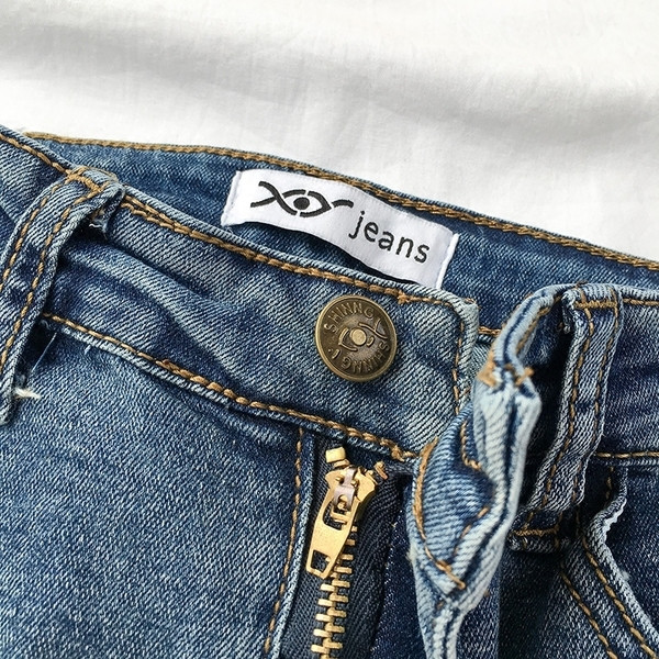 Blugi de dama potriviti pentru utilizarea de zi cu zi in culoare inchisa