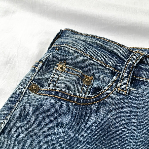 Blugi de dama potriviti pentru utilizarea de zi cu zi in culoare inchisa