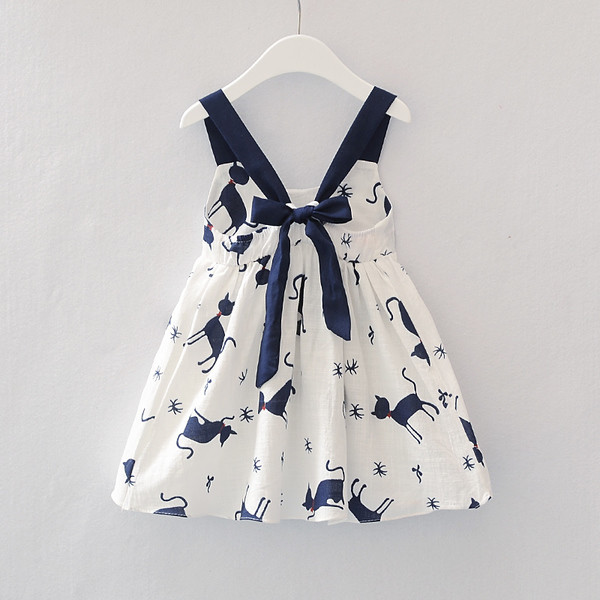 Σύντομο παιδικό φόρεμα για ένα κορίτσι με κορδέλα και κορδέλα σε τρία σχέδια